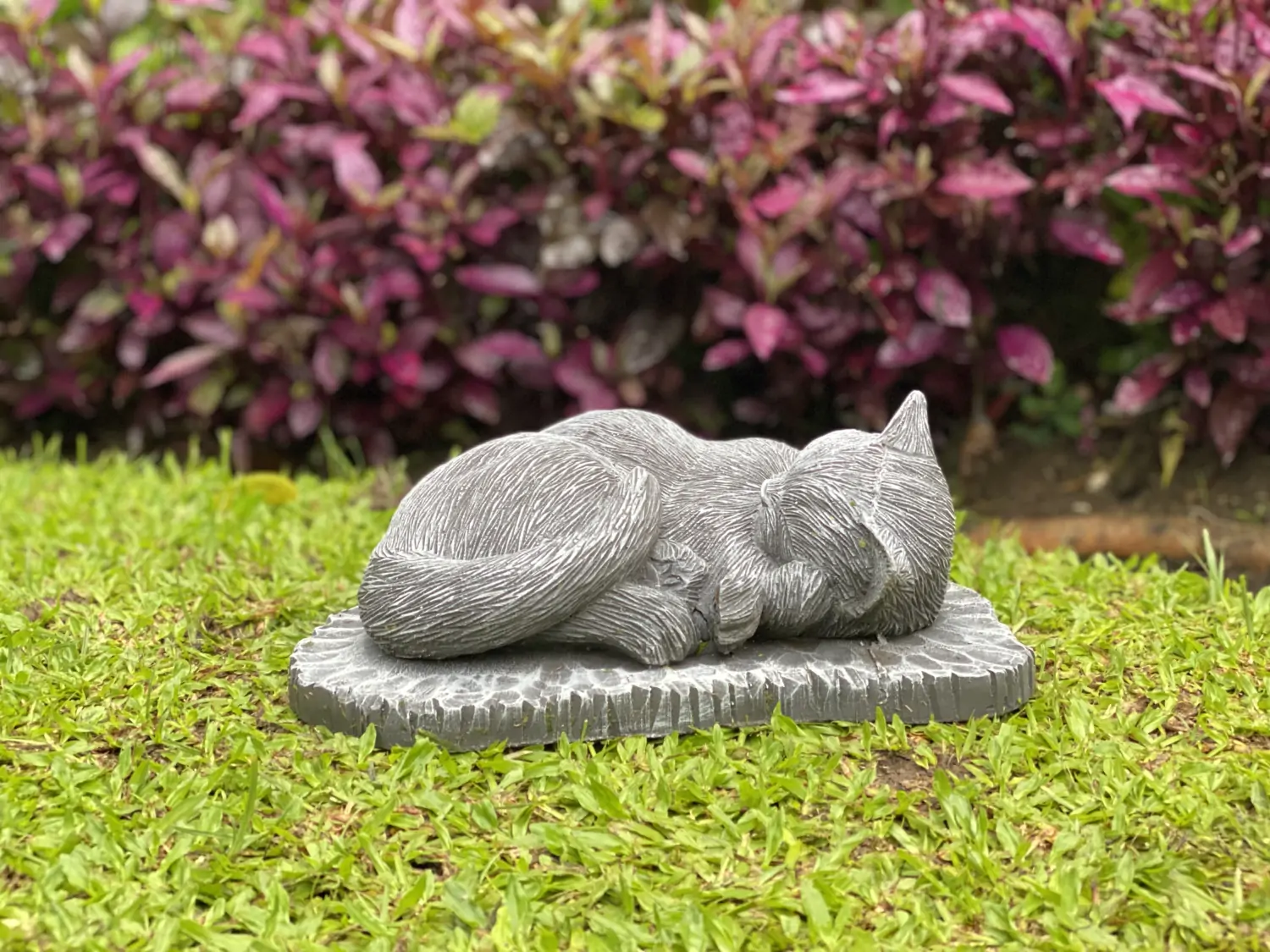  Product image 1 of the product “Lilith -Lying cat on a base, 33 cm L | cast stone ”